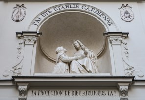 성녀 가타리나 라부레와 성모 발현_photo by Lawrence OP_on the entrance of the convent of Rue de Bac in Paris.jpg